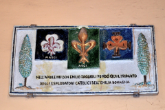 AGESCI-reg.EM-ROMAGNA_centenario2017_01039-Albero_cerimonia-in-S.Giovanni-in-Monte-30sett2017_targa-50anni