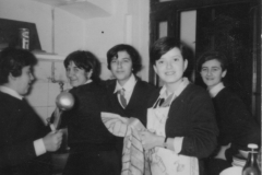 AGI-Bologna_00025-Albero_1964_BO5-campo-inv-a-Gaggio-di-Piano_Lia-Vlahov-a-dx_dicembre.