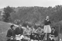 AGI-Bologna_00080-Albero_1966_Campo-Prima-formazione-Badia-S.Vincenzo-AP_Lia-Vlahov-a-sx_sett