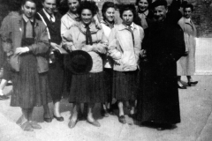 AGI-Cesena_01054-Albero_1950-meta-decennio_Ces1-d.Lino-Mancini-Gabriella-Bisacchi-e_penultina-a-sx_Giorgia-Bazzocchi-Andreucci