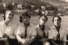 AGI-Cesena_01062-Albero_1965_Ces1-Fuoco-route-alle-Cinque-Terre_-da-sx-Monica-Drews-e-Paola-Cara_Pasqua