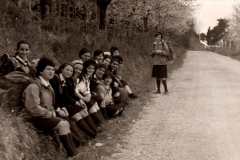 AGI-Cesena_01063-Albero_1966_Ces1-Fuoco-route-di-Pasqua-verso-Carpineta-FC_terza-da-sx-Chiara-Andreucci-poi-Elda-Salvetti-xxx-Paola-Cara