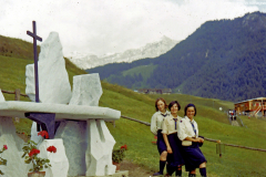 AGI-Cesena_01066-Albero_1966_Ces1-Fuoco-route-Val-Tournanche-AO_-da-sx-Chiara-Andreucci-xxx-Barbara-Drews_luglio