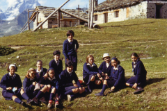 AGI-Cesena_01067-Albero_1966_Ces1-Fuoco-route-Val-Tournanche-AO_da-dx-Monica-e-Barbara-Drews-Paola-Cara-Chiara-Andreucci-_2luglio