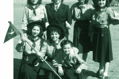 AGI-Mirandola_00138-Albero_1950-VEZZINI-Lucia-in-centro-con-sq.rondini
