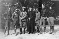 ASCI-Bologna_01303-Albero_1922_campo-scout-premilitare-Vergato-Val-Labante_mons.Faggioli-terzo-da-dx_da15a30agosto