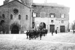 ASCI-Bologna_01459-Albero_1926_Lupetti-davanti-a-Chiesa-S.Stefano-Bologna