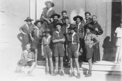 ASCI-Bologna_01730-Albero_1945_BO16-davanti-a-S.Giuseppe-fr.Agostino-Bertoni-con-cappellone-dietro-Annunzio-Gandolfi-e-p.Anastasio-Cantoni_agosto