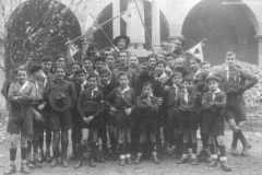 ASCI-Bologna_01731-Albero_1945_BO16-inaugurazione-gruppo-con-Annunzio-Gandolfi-sotto-la-fiamma-p.Anastasio-Cantoni-e-fr.Agostino-Bertoni-a-dx_16dic