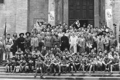 ASCI-Bologna_01651-Albero_1949_fondazione-Compagni-Adulti-Scout-e-gruppo-BO1-S.Giovanni-in-Monte_in-centro-Lorenzo-Franzoni-e-mons.Faggioli