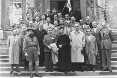 ASCI-Bologna_01652-Albero_1949_fondazione-Compagni-Adulti-Scout-S.Giovanni-in-Monte_Lorenzo-Franzoni-a-sx-e-mons.Faggioli-a-dx