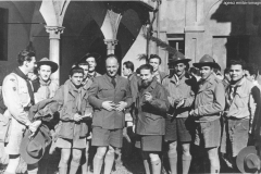 ASCI-Bologna_01653-Albero_1950_incontro-capi-a-S.Domenico_in-centro-Osvaldo-Monass-e-Lorenzo-Franzoni_19febb