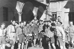 ASCI-Bologna_01654-Albero_1950_incontro-capi-a-S.Domenico_in-centro-Osvaldo-Monass_19febb