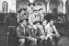 ASCI-Bologna_01740-Albero_1950-metà-decennio_BO16-fr.Agostino-Bertoni-p.Anastasio-Cantoni-davanti-a-S.Giuseppe
