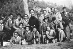ASCI-Bologna_01743-Albero_1950-metà-decennio_BO16-fr.Agostino-Bertoni-ad-un-campo-estivo