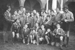 ASCI-Bologna_01744-Albero_1950-metà-decennio_BO16-Osvaldo-Monass-e-Lorenzo-Franzoni-con-scout-gruppo-nel-chiostro-a-S.Giuseppe