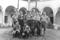 ASCI-Bologna_01745-Albero_1950-metà-decennio_BO16-scout-e-rover-nel-chiostro-a-S.Giuseppe