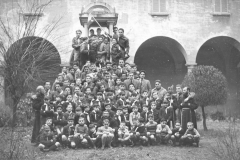 ASCI-Bologna_01755-Albero_1950-inizio-decennio_BO16-da-sx-p.Gianmaria-Gregori-p.Anastasio-Cantoni-p.Callisto-Giacomini-con-il-gruppo-a-S.Giuseppe