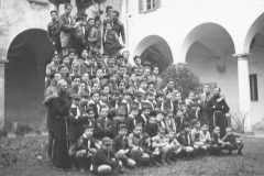 ASCI-Bologna_01756-Albero_1950-inizio-decennio_BO16-da-sx-p.Gianmaria-Gregori-p.Anastasio-Cantoni-p.Callisto-Giacomini-con-il-gruppo-a-S.Giuseppe