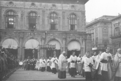 ASCI-Bologna_01757-Albero_1950-inizio-decennio_BO16-processione-Corpus-Domini-in-Piazza-Maggiore