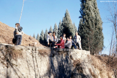 MERCANTI-Andrea_01809-Albero_1974_BO16-Andrea-e-d.Annunzio-Gandolfi-seduto-in-uscita-di-reparto-al-Farneto