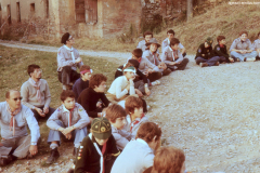 MERCANTI-Andrea_01811-Albero_1974_BO16-Uscita-di-Reparto-sul-Lungo-Reno-Parco-Talon_seduti-dietro-da-sx-Andrea-Romano-Finocchi-e-Cesare-Boninsegni