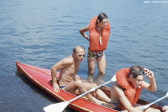 MERCANTI-Andrea_01816-Albero_1974_BO16_7°Campo-Naz.-Esploratori_-Lago-di-Vico-VT_da-sx-Andrea-Mercanti-Aldo-Barbieri-Alberto-Albertini_agosto